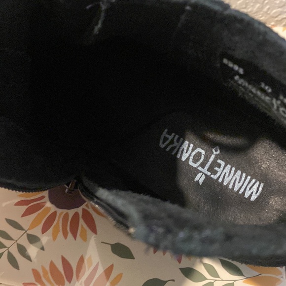 Woman’s Minnetonka moccasins - Picture 8 of 9